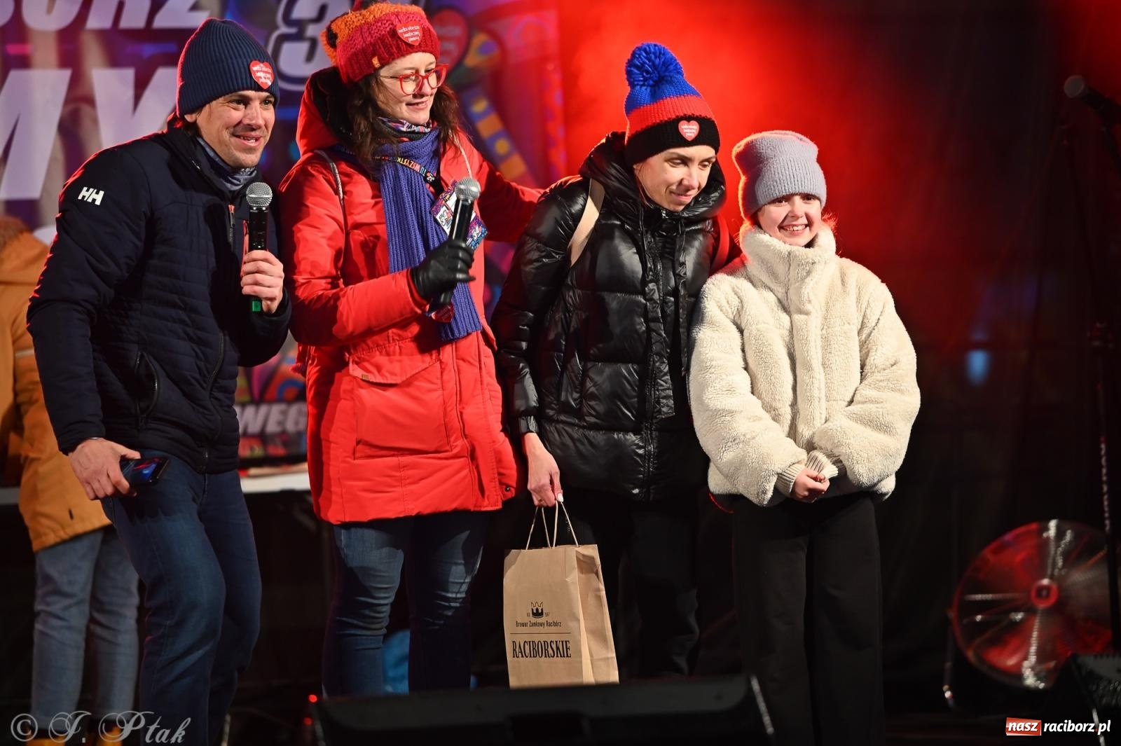 Zdjęcie w galerii na portalu naszraciborz.pl: Rock, ogień, Zumba i licytacje – tak przebiegł finał WOŚP na raciborskim Rynku [FOTO i WIDEO] wiadomości z regionu