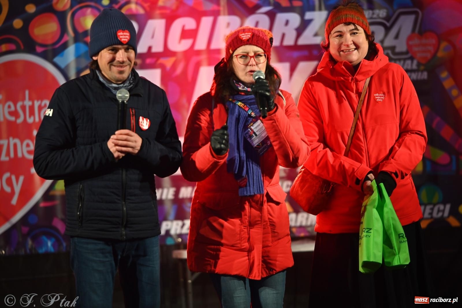 Zdjęcie w galerii na portalu naszraciborz.pl: Rock, ogień, Zumba i licytacje – tak przebiegł finał WOŚP na raciborskim Rynku [FOTO i WIDEO] wiadomości z regionu
