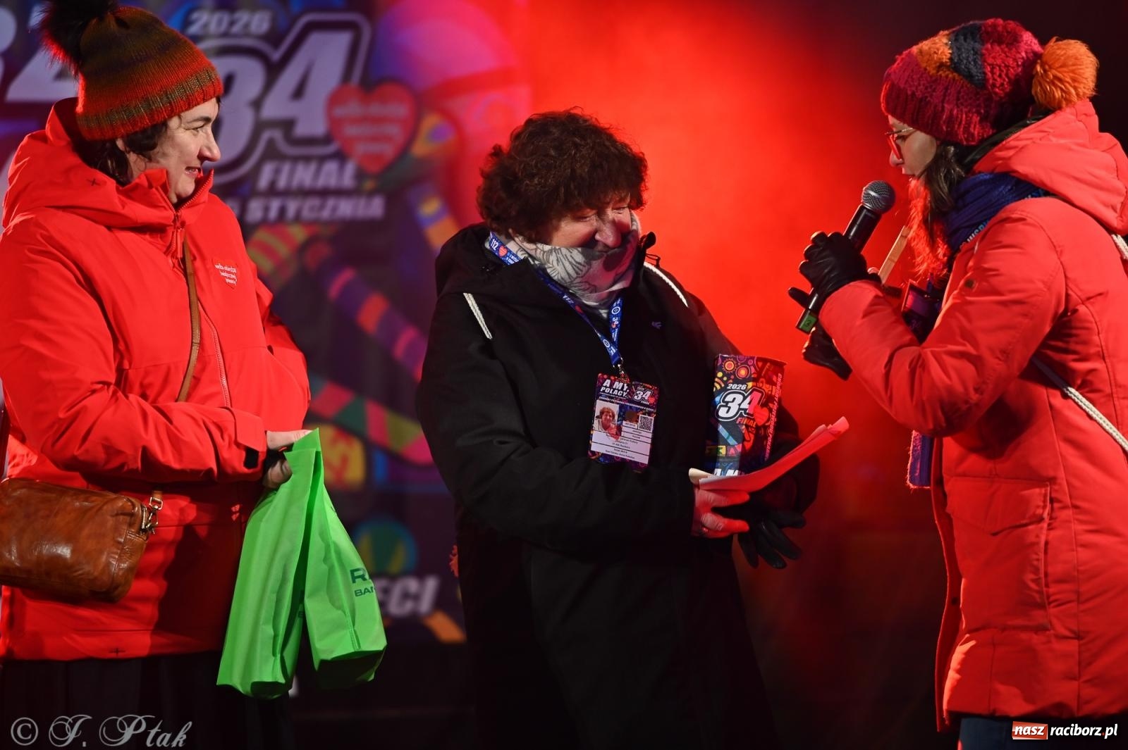 Zdjęcie w galerii na portalu naszraciborz.pl: Rock, ogień, Zumba i licytacje – tak przebiegł finał WOŚP na raciborskim Rynku [FOTO i WIDEO] wiadomości z regionu