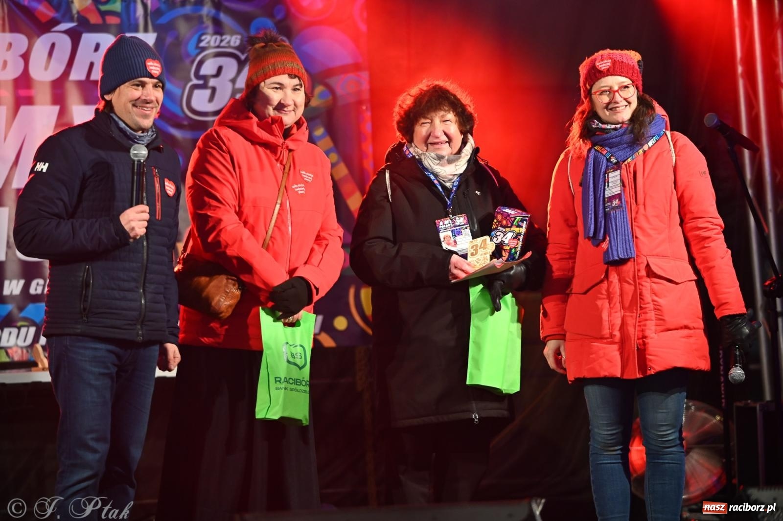 Zdjęcie w galerii na portalu naszraciborz.pl: Rock, ogień, Zumba i licytacje – tak przebiegł finał WOŚP na raciborskim Rynku [FOTO i WIDEO] wiadomości z regionu