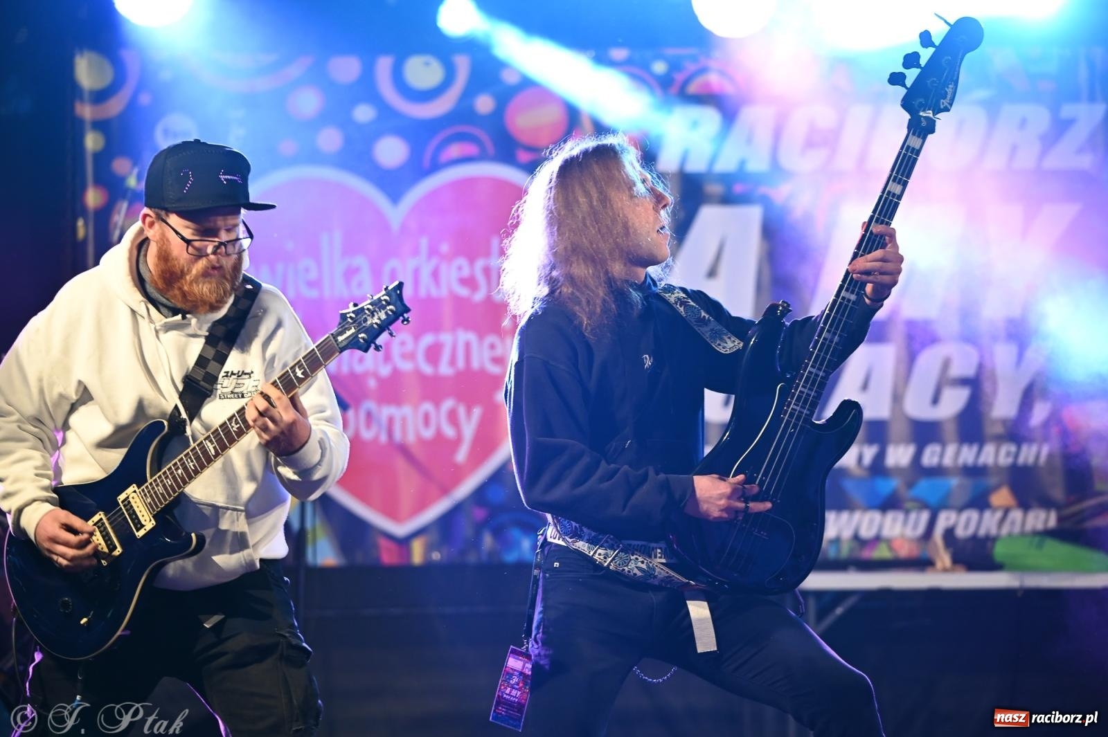 Zdjęcie w galerii na portalu naszraciborz.pl: Rock, ogień, Zumba i licytacje – tak przebiegł finał WOŚP na raciborskim Rynku [FOTO i WIDEO] wiadomości z regionu