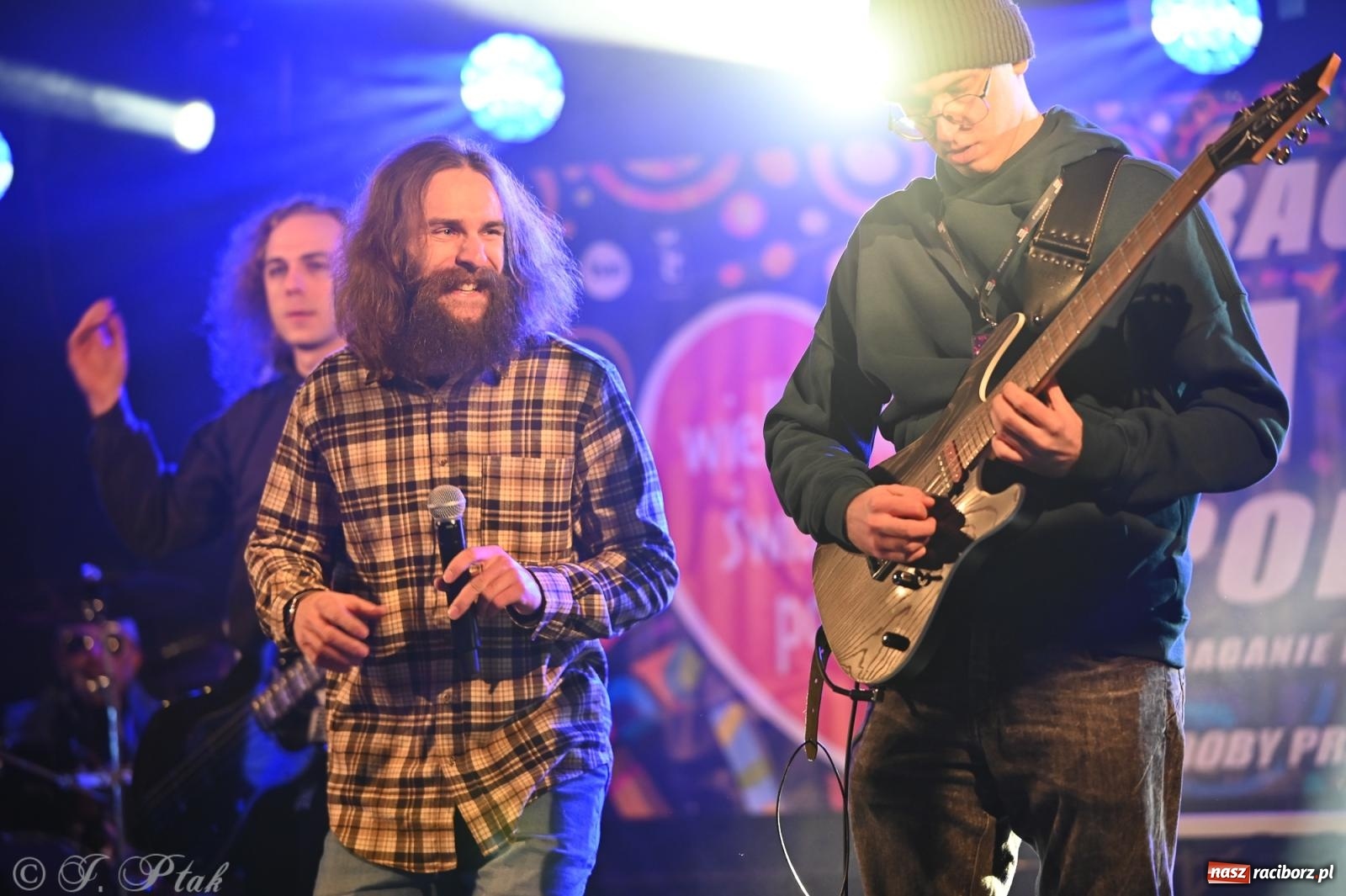 Zdjęcie w galerii na portalu naszraciborz.pl: Rock, ogień, Zumba i licytacje – tak przebiegł finał WOŚP na raciborskim Rynku [FOTO i WIDEO] wiadomości z regionu