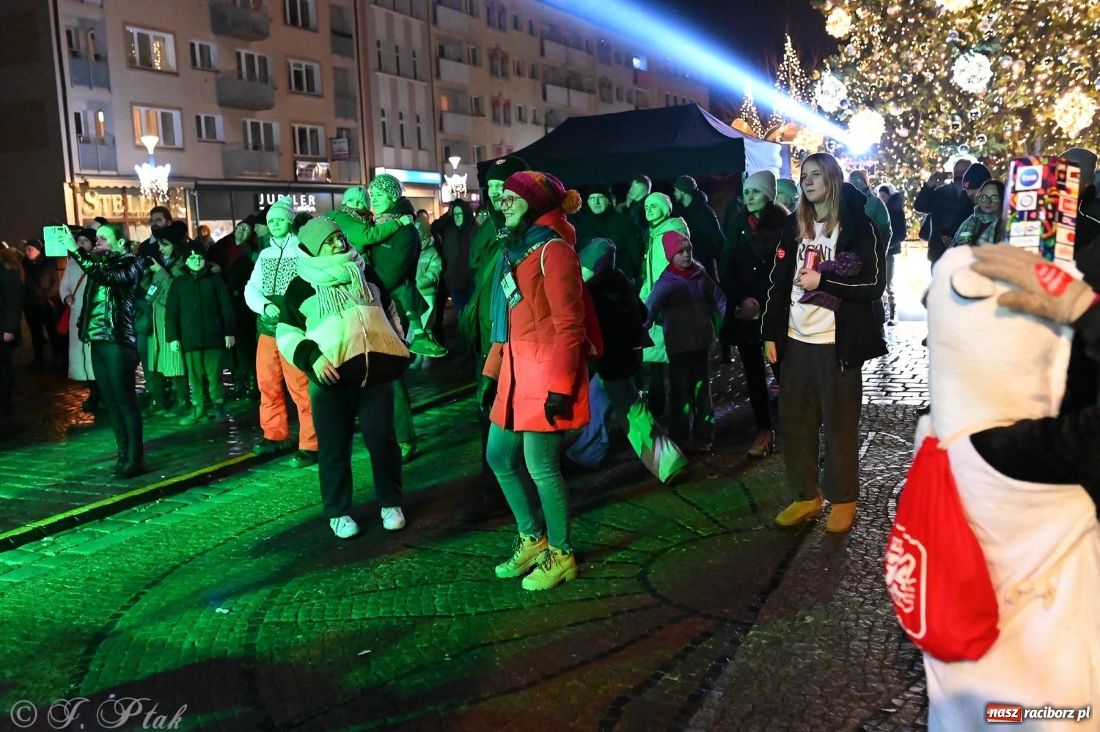 Zdjęcie w galerii na portalu naszraciborz.pl: Rock, ogień, Zumba i licytacje – tak przebiegł finał WOŚP na raciborskim Rynku [FOTO i WIDEO] wiadomości z regionu
