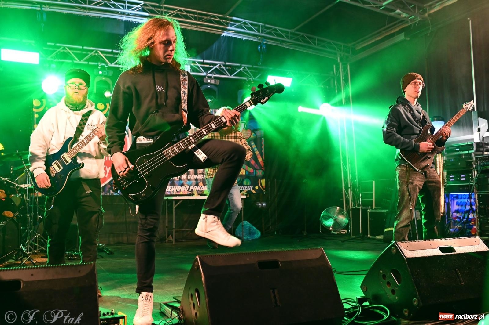 Zdjęcie w galerii na portalu naszraciborz.pl: Rock, ogień, Zumba i licytacje – tak przebiegł finał WOŚP na raciborskim Rynku [FOTO i WIDEO] wiadomości z regionu