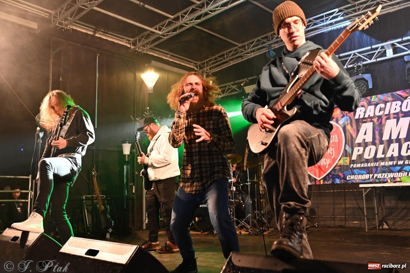 Zdjęcie w galerii na portalu naszraciborz.pl: Rock, ogień, Zumba i licytacje – tak przebiegł finał WOŚP na raciborskim Rynku [FOTO i WIDEO] wiadomości z regionu