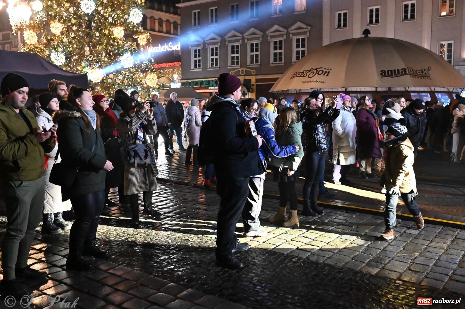 Zdjęcie w galerii na portalu naszraciborz.pl: Rock, ogień, Zumba i licytacje – tak przebiegł finał WOŚP na raciborskim Rynku [FOTO i WIDEO] wiadomości z regionu