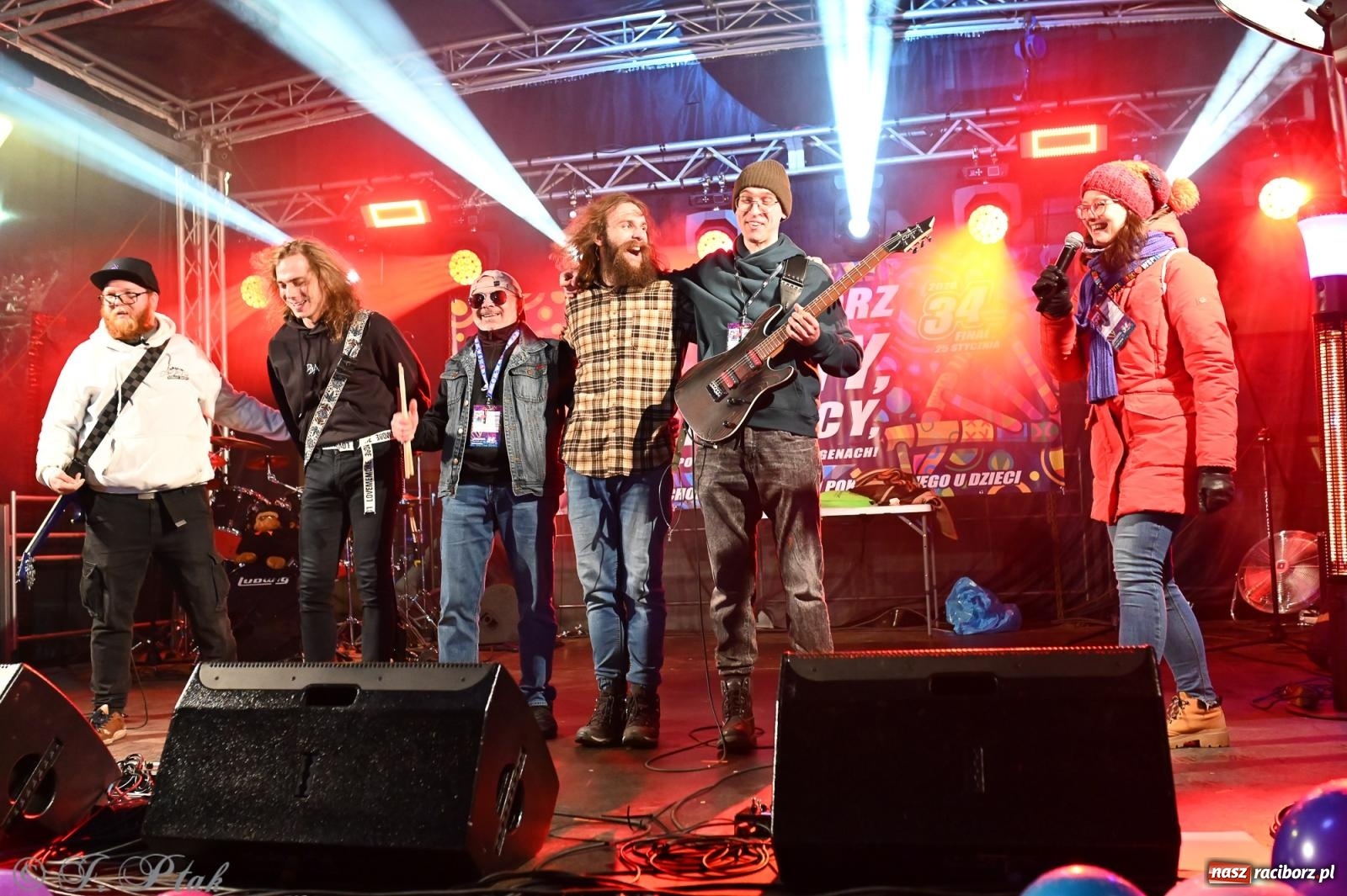 Zdjęcie w galerii na portalu naszraciborz.pl: Rock, ogień, Zumba i licytacje – tak przebiegł finał WOŚP na raciborskim Rynku [FOTO i WIDEO] wiadomości z regionu