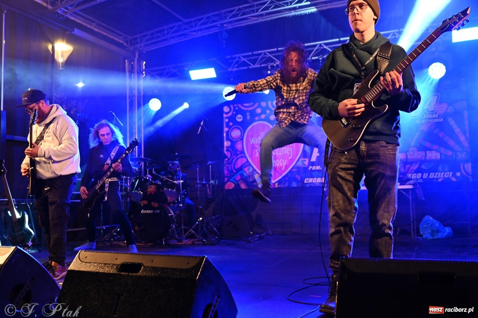 Zdjęcie w galerii na portalu naszraciborz.pl: Rock, ogień, Zumba i licytacje – tak przebiegł finał WOŚP na raciborskim Rynku [FOTO i WIDEO] wiadomości z regionu