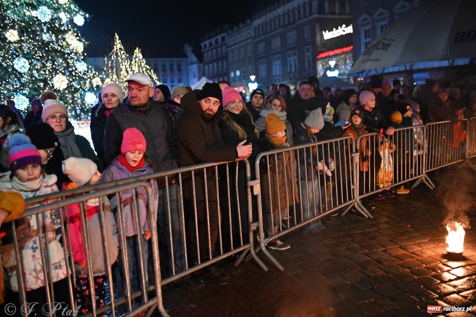 Zdjęcie w galerii na portalu naszraciborz.pl: Rock, ogień, Zumba i licytacje – tak przebiegł finał WOŚP na raciborskim Rynku [FOTO i WIDEO] wiadomości z regionu