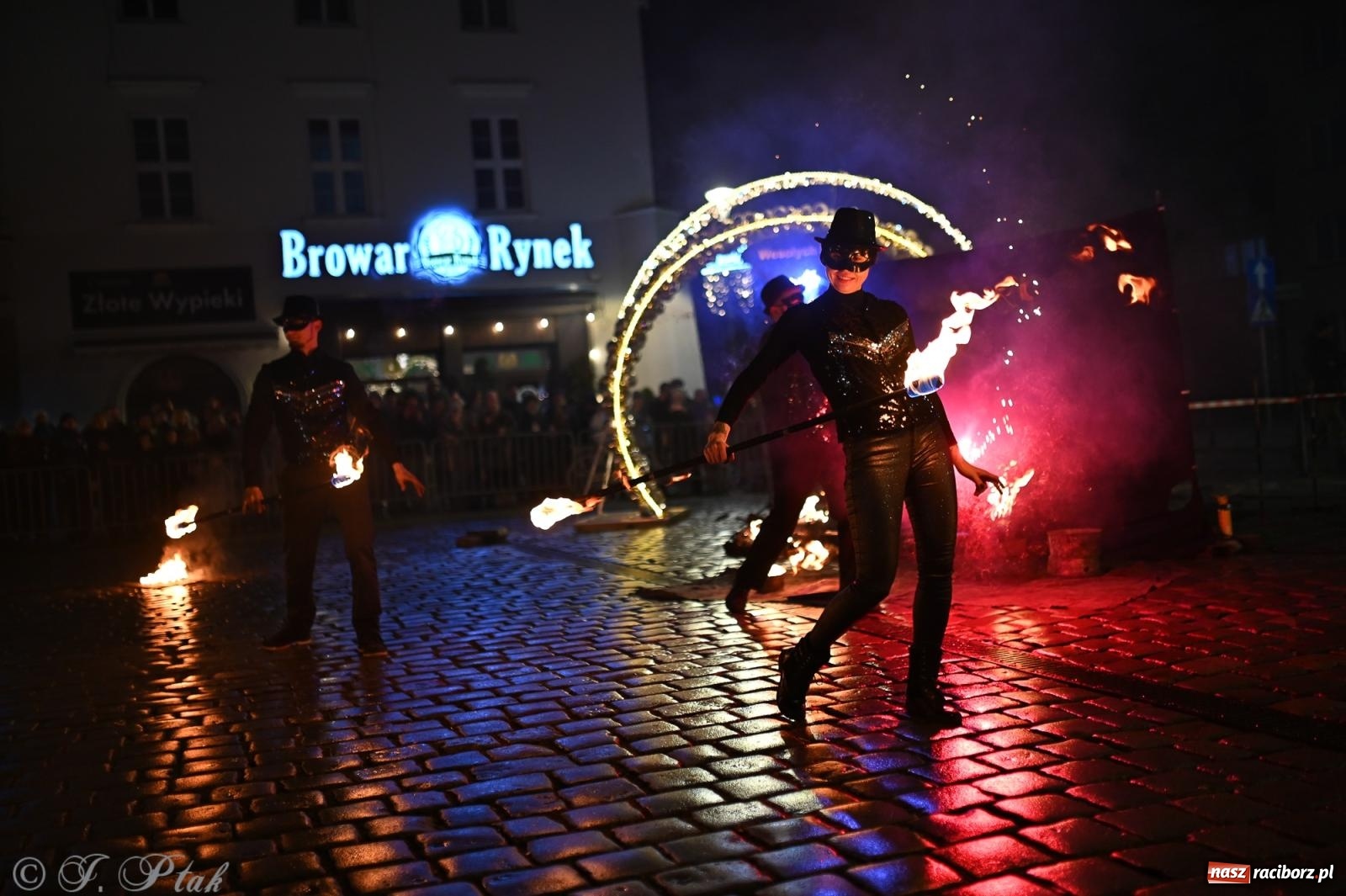 Zdjęcie w galerii na portalu naszraciborz.pl: Rock, ogień, Zumba i licytacje – tak przebiegł finał WOŚP na raciborskim Rynku [FOTO i WIDEO] wiadomości z regionu
