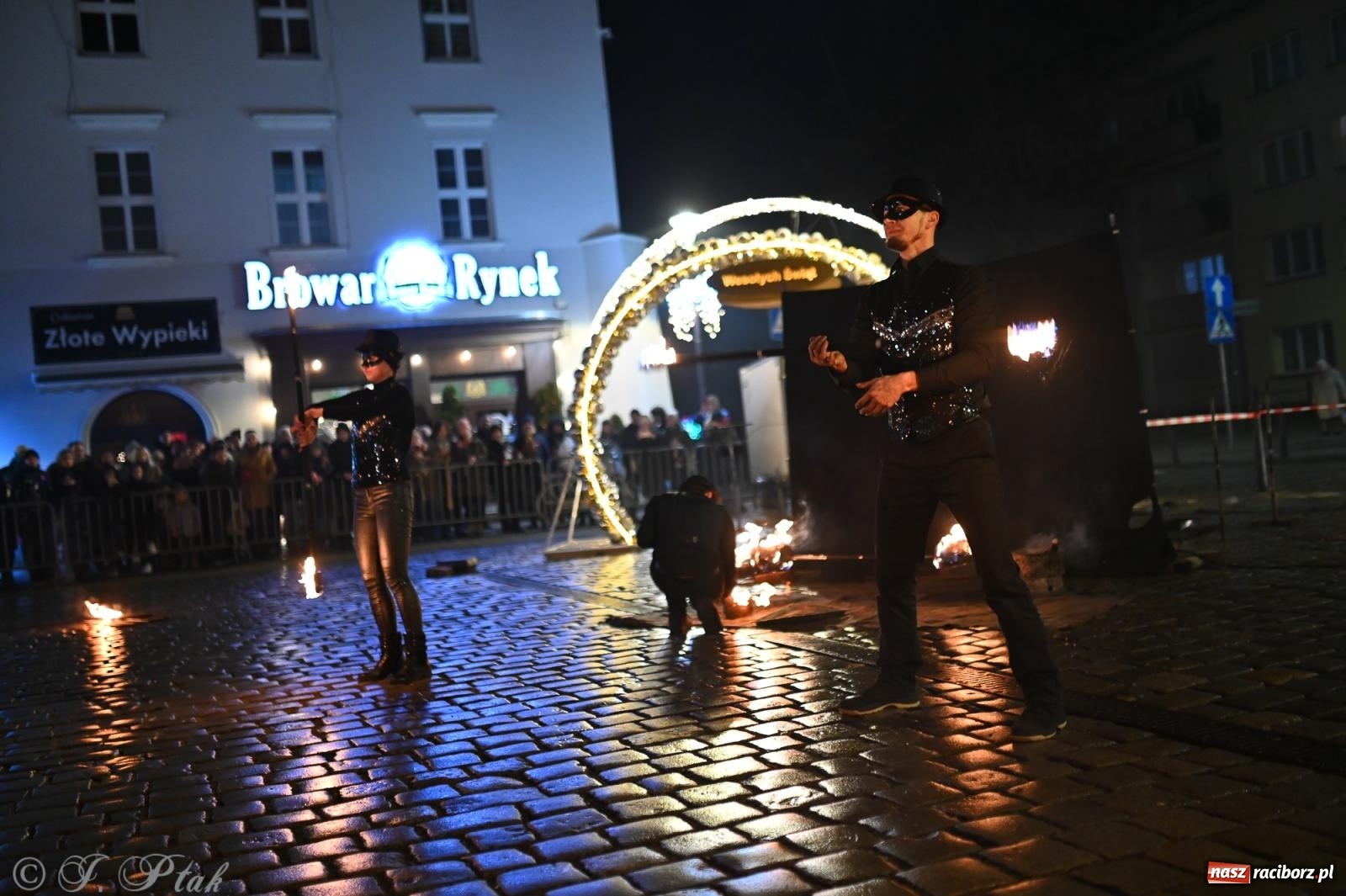 Zdjęcie w galerii na portalu naszraciborz.pl: Rock, ogień, Zumba i licytacje – tak przebiegł finał WOŚP na raciborskim Rynku [FOTO i WIDEO] wiadomości z regionu