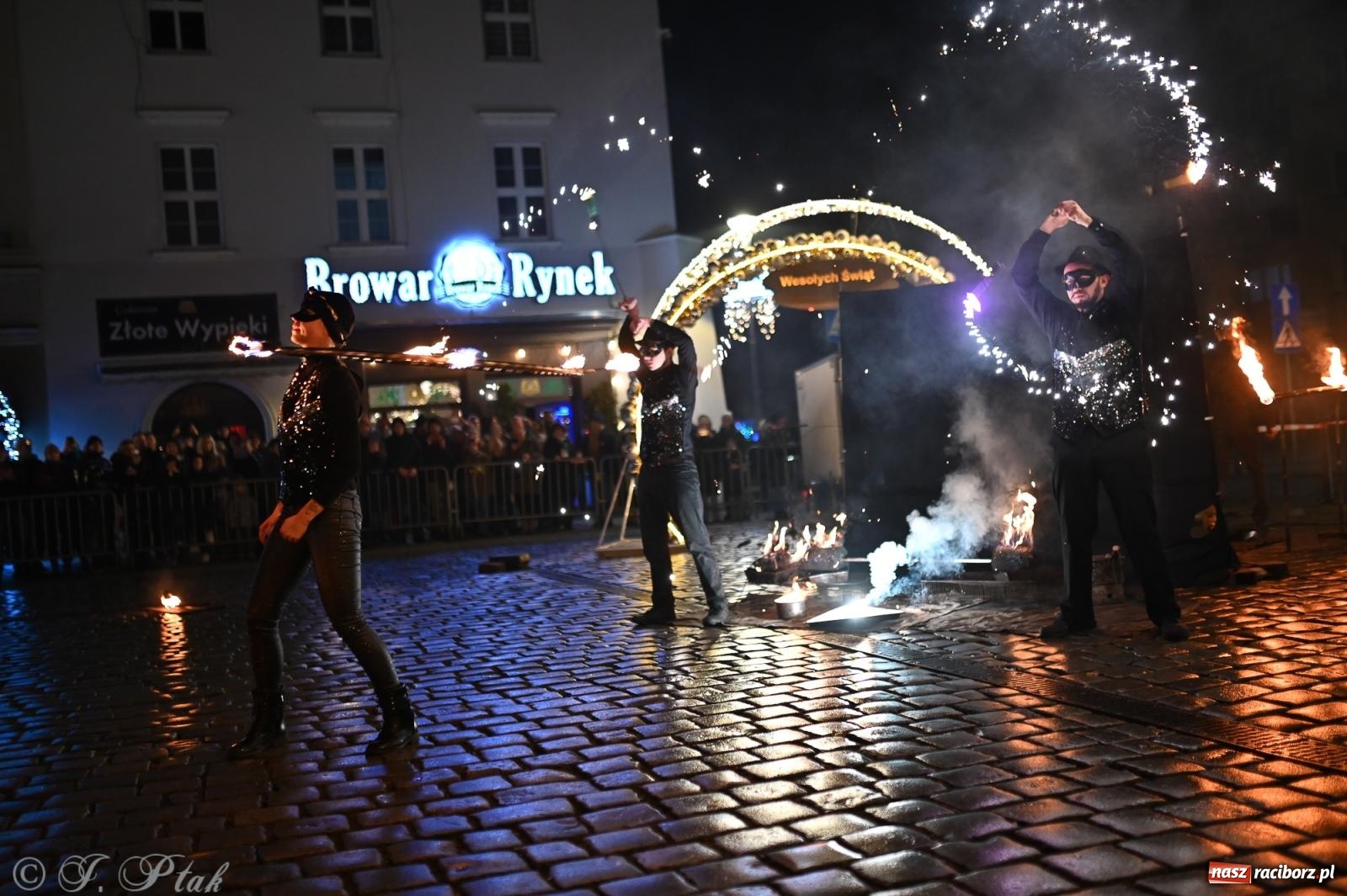 Zdjęcie w galerii na portalu naszraciborz.pl: Rock, ogień, Zumba i licytacje – tak przebiegł finał WOŚP na raciborskim Rynku [FOTO i WIDEO] wiadomości z regionu