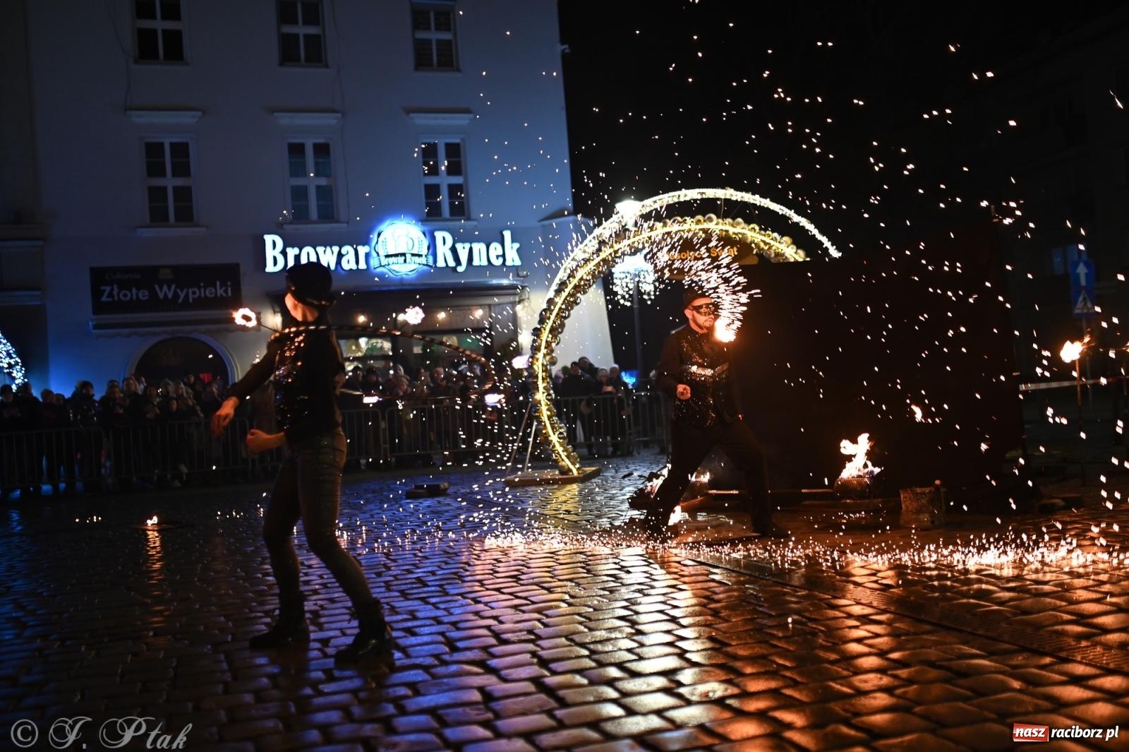 Zdjęcie w galerii na portalu naszraciborz.pl: Rock, ogień, Zumba i licytacje – tak przebiegł finał WOŚP na raciborskim Rynku [FOTO i WIDEO] wiadomości z regionu