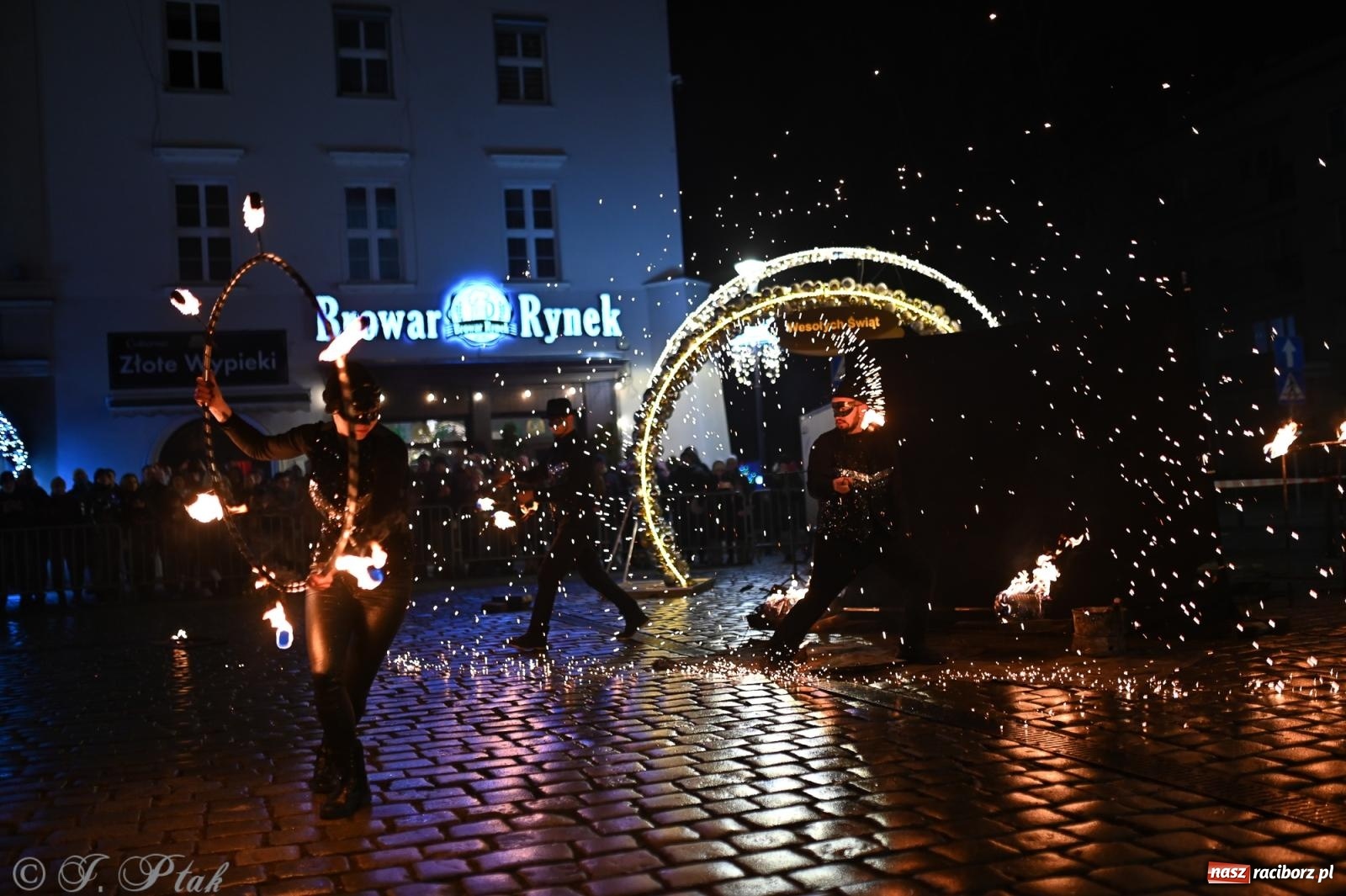 Zdjęcie w galerii na portalu naszraciborz.pl: Rock, ogień, Zumba i licytacje – tak przebiegł finał WOŚP na raciborskim Rynku [FOTO i WIDEO] wiadomości z regionu