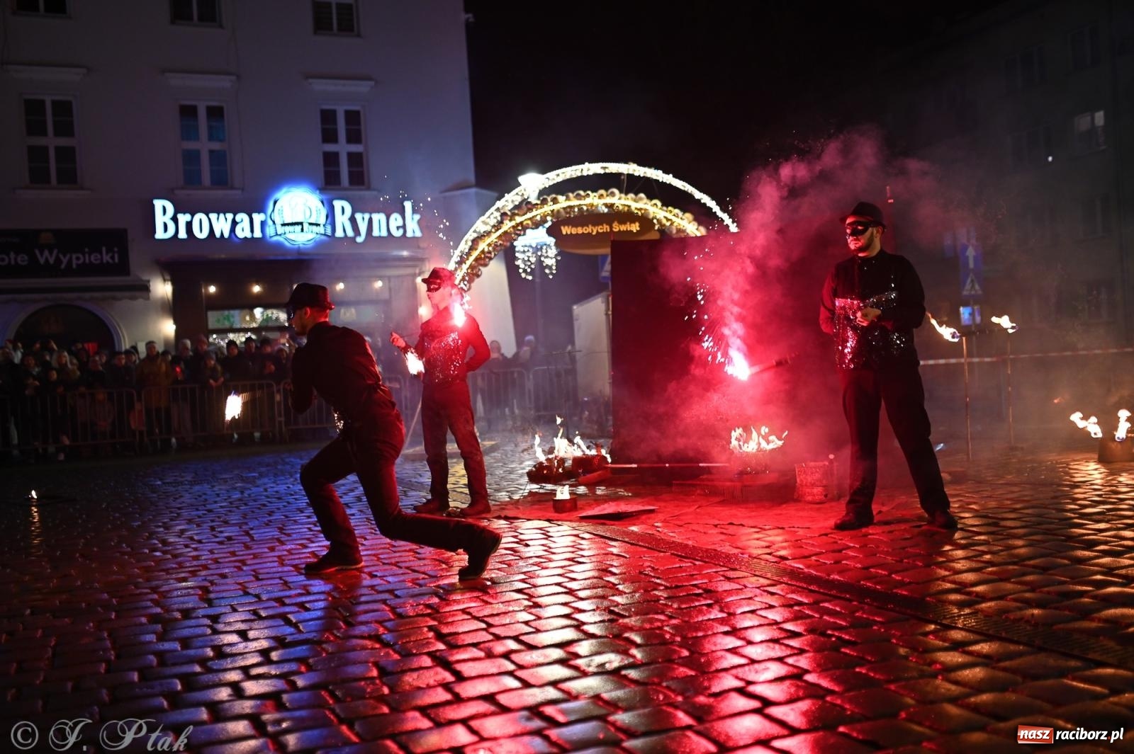 Zdjęcie w galerii na portalu naszraciborz.pl: Rock, ogień, Zumba i licytacje – tak przebiegł finał WOŚP na raciborskim Rynku [FOTO i WIDEO] wiadomości z regionu