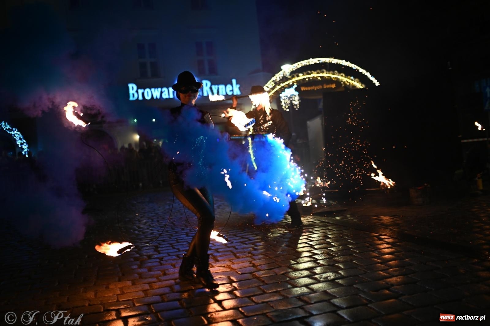 Zdjęcie w galerii na portalu naszraciborz.pl: Rock, ogień, Zumba i licytacje – tak przebiegł finał WOŚP na raciborskim Rynku [FOTO i WIDEO] wiadomości z regionu