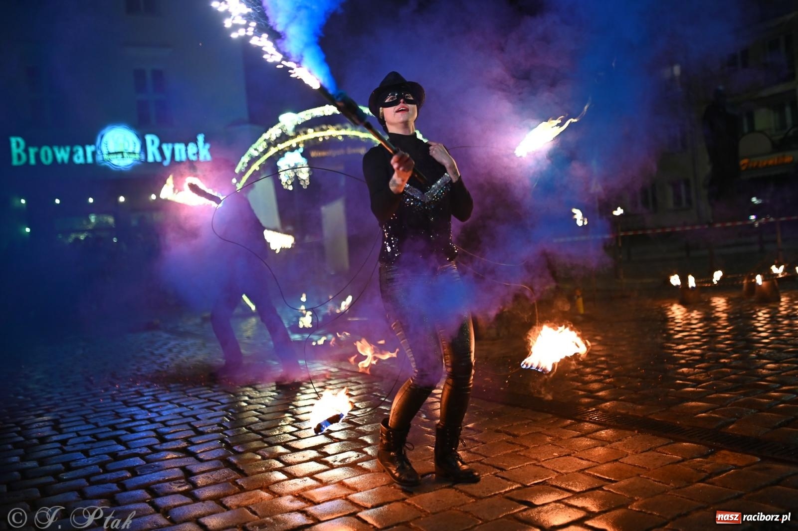 Zdjęcie w galerii na portalu naszraciborz.pl: Rock, ogień, Zumba i licytacje – tak przebiegł finał WOŚP na raciborskim Rynku [FOTO i WIDEO] wiadomości z regionu