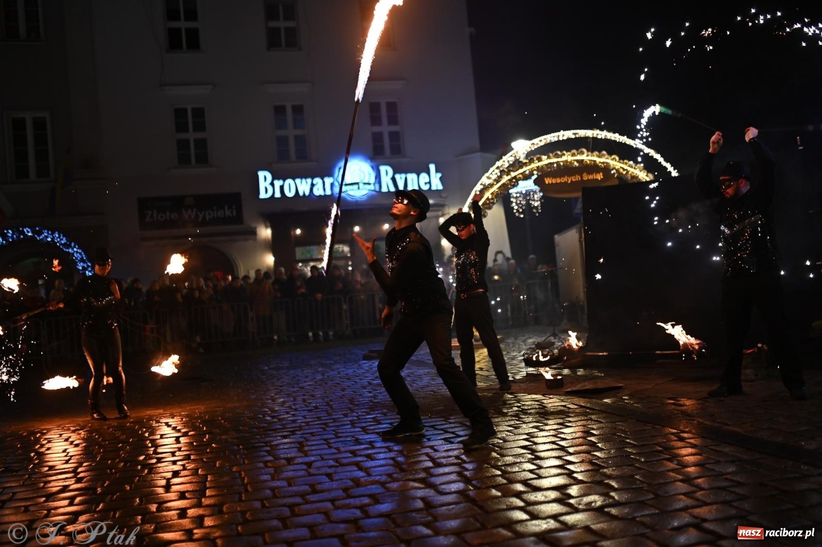 Zdjęcie w galerii na portalu naszraciborz.pl: Rock, ogień, Zumba i licytacje – tak przebiegł finał WOŚP na raciborskim Rynku [FOTO i WIDEO] wiadomości z regionu