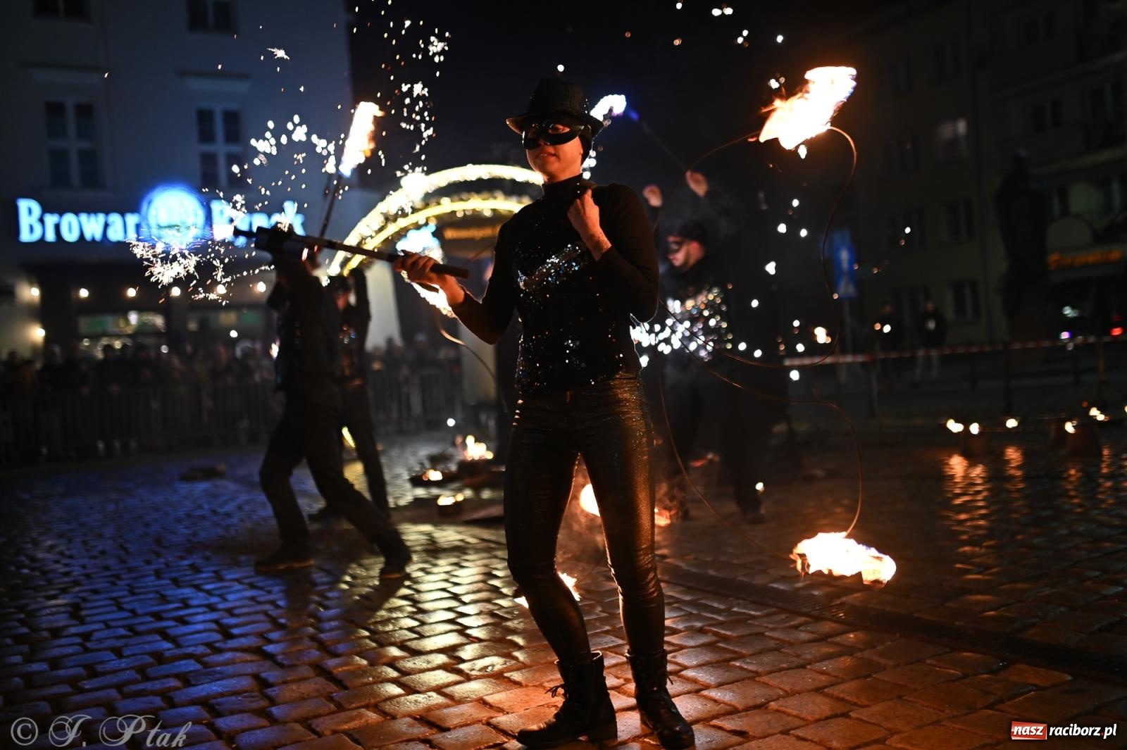 Zdjęcie w galerii na portalu naszraciborz.pl: Rock, ogień, Zumba i licytacje – tak przebiegł finał WOŚP na raciborskim Rynku [FOTO i WIDEO] wiadomości z regionu