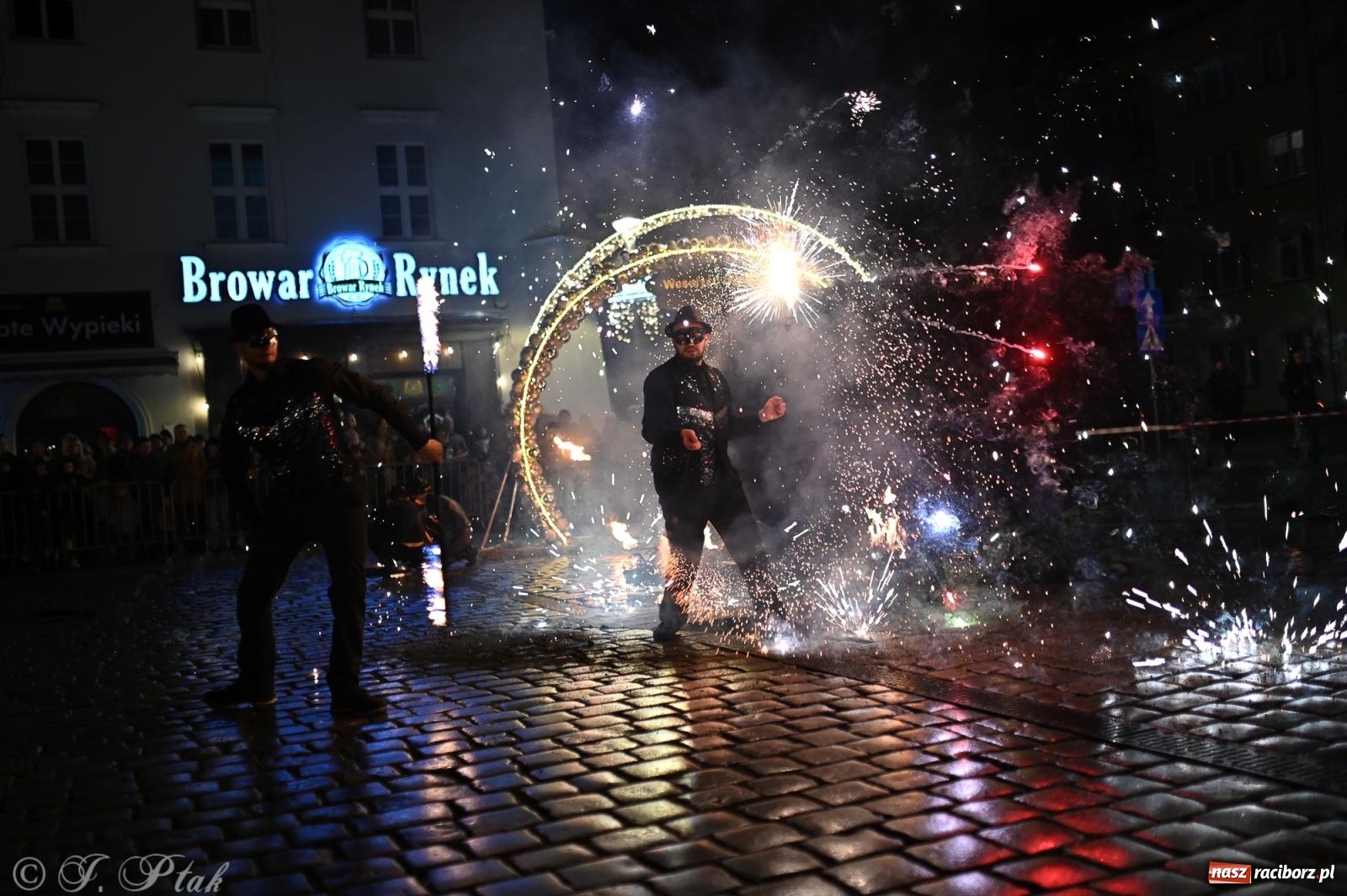 Zdjęcie w galerii na portalu naszraciborz.pl: Rock, ogień, Zumba i licytacje – tak przebiegł finał WOŚP na raciborskim Rynku [FOTO i WIDEO] wiadomości z regionu