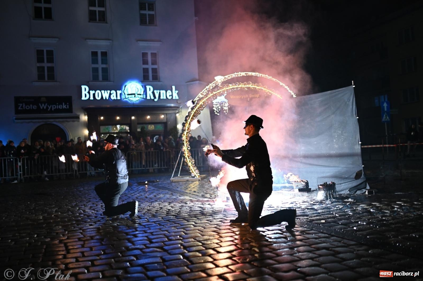 Zdjęcie w galerii na portalu naszraciborz.pl: Rock, ogień, Zumba i licytacje – tak przebiegł finał WOŚP na raciborskim Rynku [FOTO i WIDEO] wiadomości z regionu