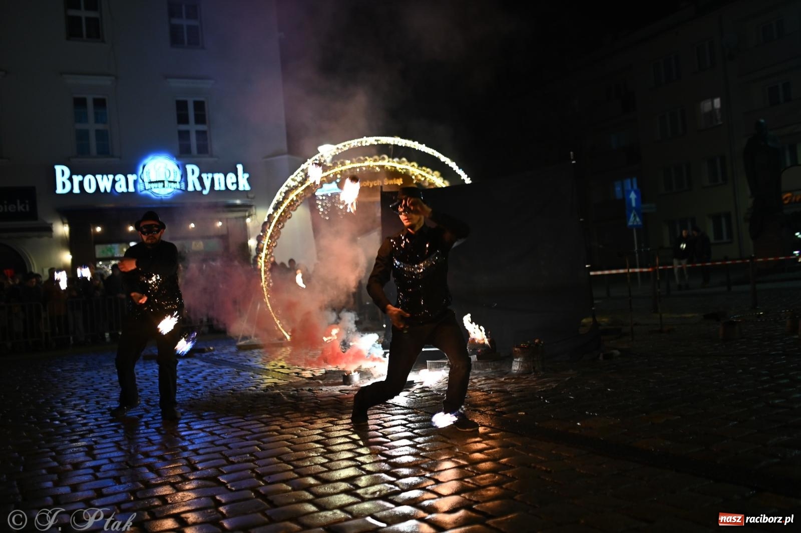 Zdjęcie w galerii na portalu naszraciborz.pl: Rock, ogień, Zumba i licytacje – tak przebiegł finał WOŚP na raciborskim Rynku [FOTO i WIDEO] wiadomości z regionu