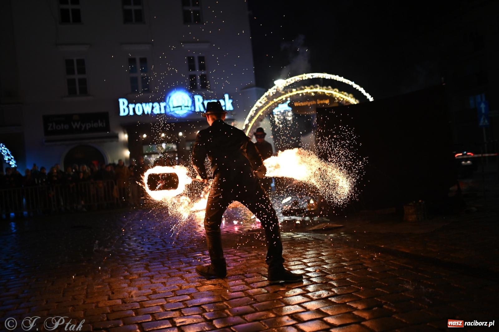 Zdjęcie w galerii na portalu naszraciborz.pl: Rock, ogień, Zumba i licytacje – tak przebiegł finał WOŚP na raciborskim Rynku [FOTO i WIDEO] wiadomości z regionu