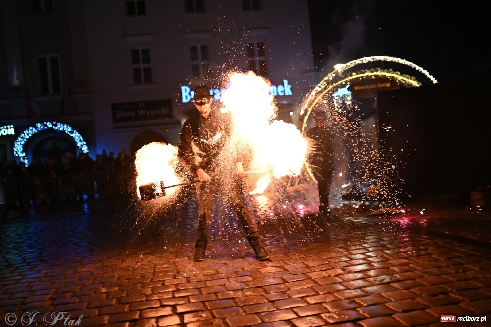 Zdjęcie w galerii na portalu naszraciborz.pl: Rock, ogień, Zumba i licytacje – tak przebiegł finał WOŚP na raciborskim Rynku [FOTO i WIDEO] wiadomości z regionu