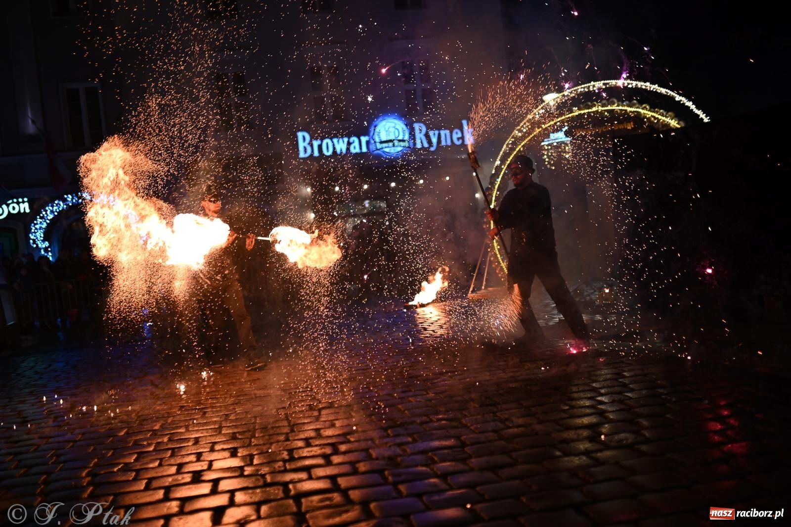 Zdjęcie w galerii na portalu naszraciborz.pl: Rock, ogień, Zumba i licytacje – tak przebiegł finał WOŚP na raciborskim Rynku [FOTO i WIDEO] wiadomości z regionu