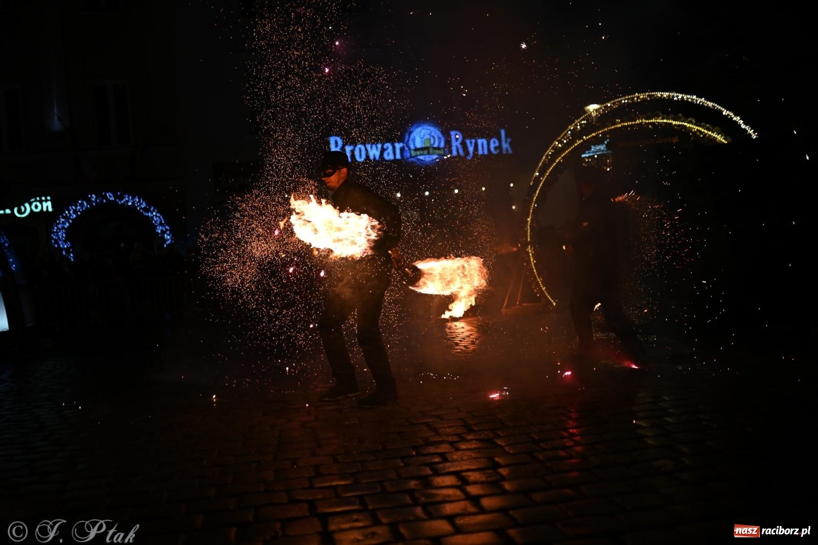 Zdjęcie w galerii na portalu naszraciborz.pl: Rock, ogień, Zumba i licytacje – tak przebiegł finał WOŚP na raciborskim Rynku [FOTO i WIDEO] wiadomości z regionu