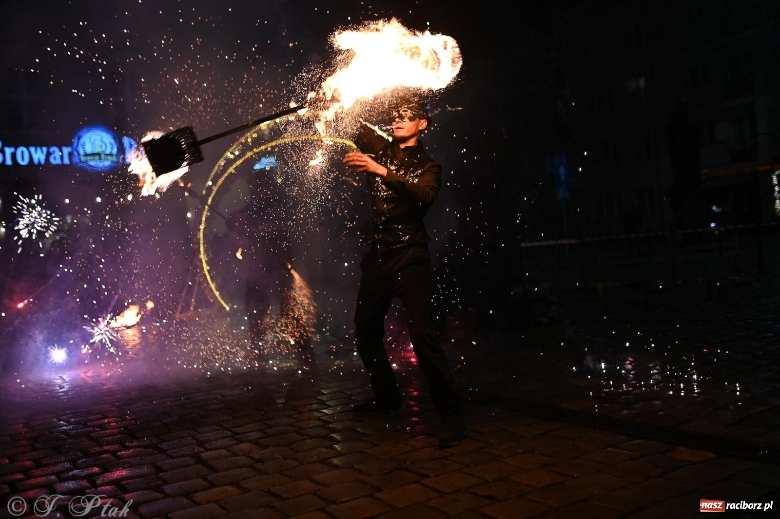 Zdjęcie w galerii na portalu naszraciborz.pl: Rock, ogień, Zumba i licytacje – tak przebiegł finał WOŚP na raciborskim Rynku [FOTO i WIDEO] wiadomości z regionu