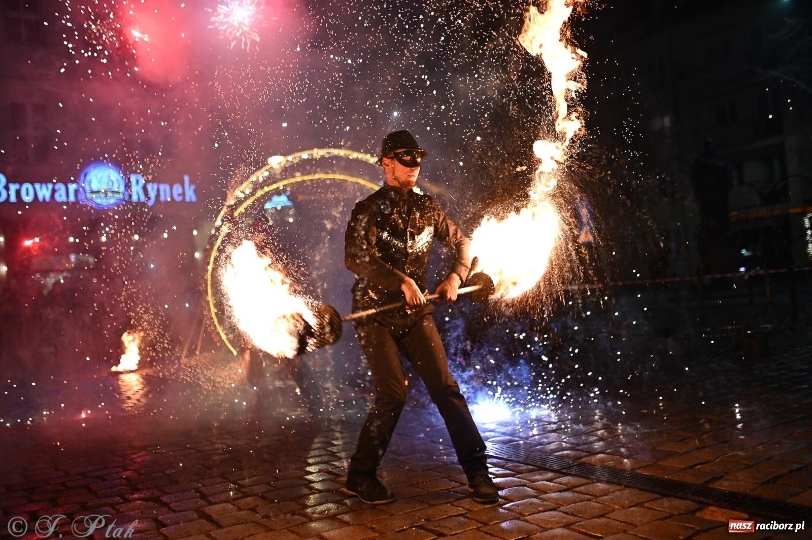 Zdjęcie w galerii na portalu naszraciborz.pl: Rock, ogień, Zumba i licytacje – tak przebiegł finał WOŚP na raciborskim Rynku [FOTO i WIDEO] wiadomości z regionu