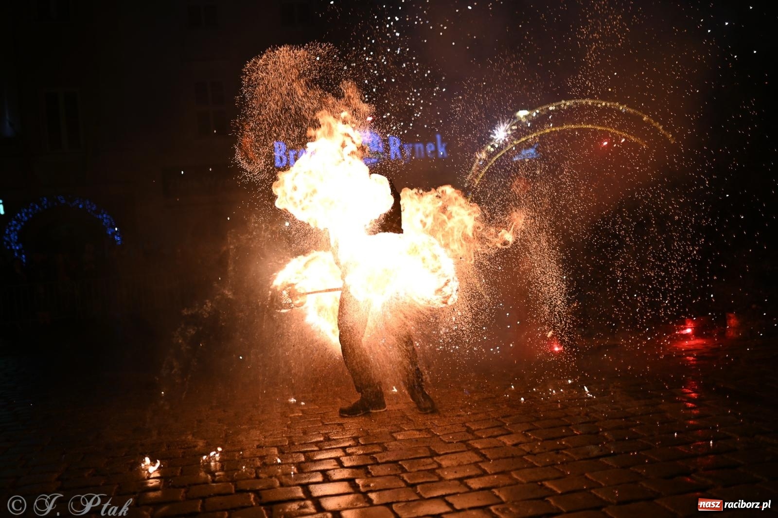 Zdjęcie w galerii na portalu naszraciborz.pl: Rock, ogień, Zumba i licytacje – tak przebiegł finał WOŚP na raciborskim Rynku [FOTO i WIDEO] wiadomości z regionu