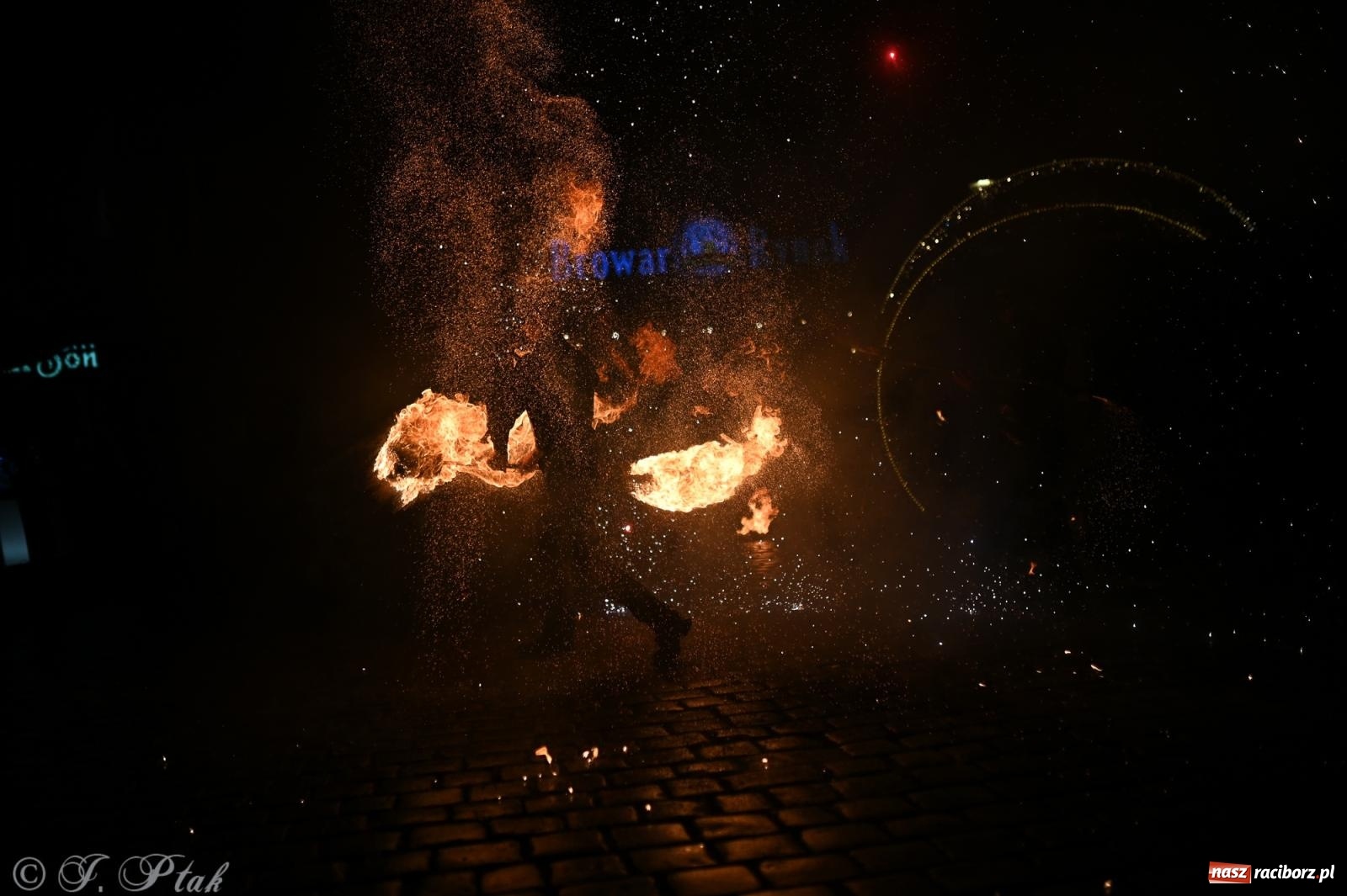 Zdjęcie w galerii na portalu naszraciborz.pl: Rock, ogień, Zumba i licytacje – tak przebiegł finał WOŚP na raciborskim Rynku [FOTO i WIDEO] wiadomości z regionu