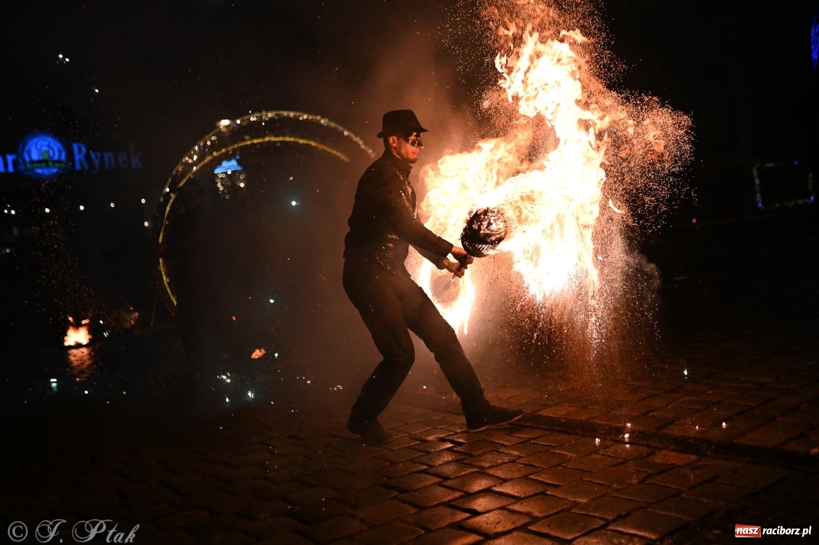 Zdjęcie w galerii na portalu naszraciborz.pl: Rock, ogień, Zumba i licytacje – tak przebiegł finał WOŚP na raciborskim Rynku [FOTO i WIDEO] wiadomości z regionu