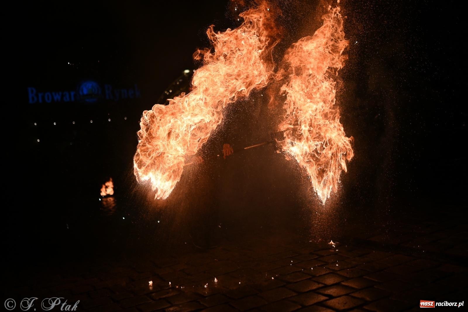 Zdjęcie w galerii na portalu naszraciborz.pl: Rock, ogień, Zumba i licytacje – tak przebiegł finał WOŚP na raciborskim Rynku [FOTO i WIDEO] wiadomości z regionu