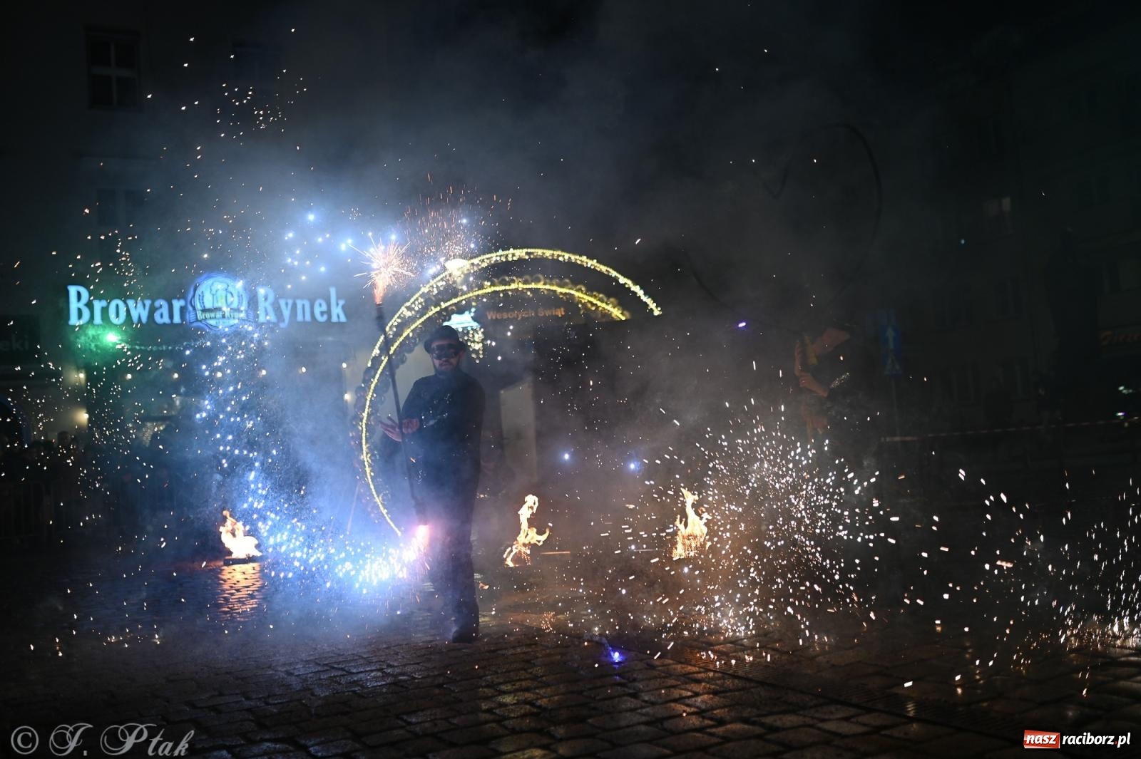 Zdjęcie w galerii na portalu naszraciborz.pl: Rock, ogień, Zumba i licytacje – tak przebiegł finał WOŚP na raciborskim Rynku [FOTO i WIDEO] wiadomości z regionu