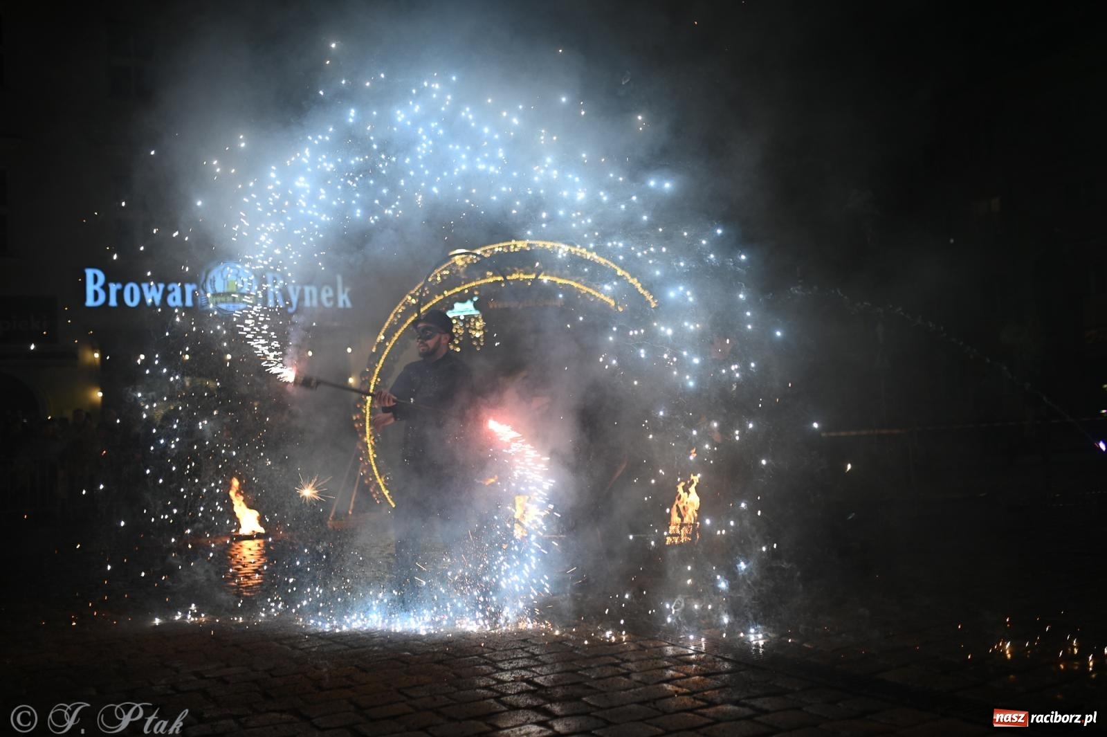 Zdjęcie w galerii na portalu naszraciborz.pl: Rock, ogień, Zumba i licytacje – tak przebiegł finał WOŚP na raciborskim Rynku [FOTO i WIDEO] wiadomości z regionu