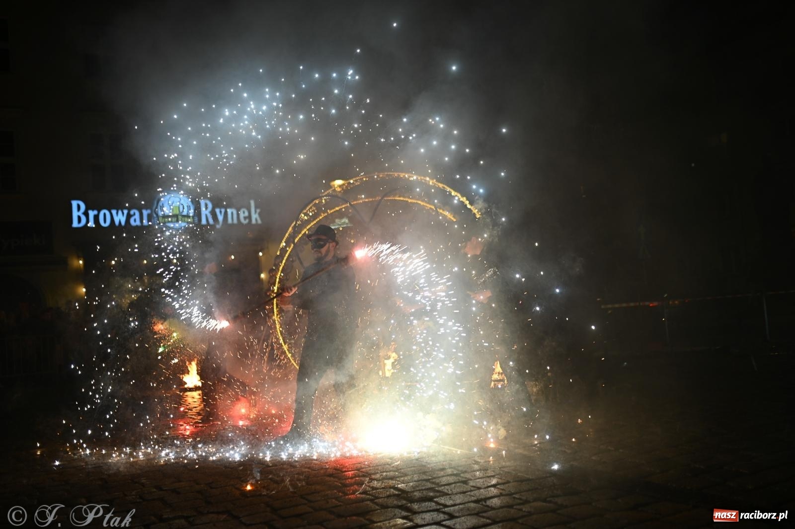 Zdjęcie w galerii na portalu naszraciborz.pl: Rock, ogień, Zumba i licytacje – tak przebiegł finał WOŚP na raciborskim Rynku [FOTO i WIDEO] wiadomości z regionu