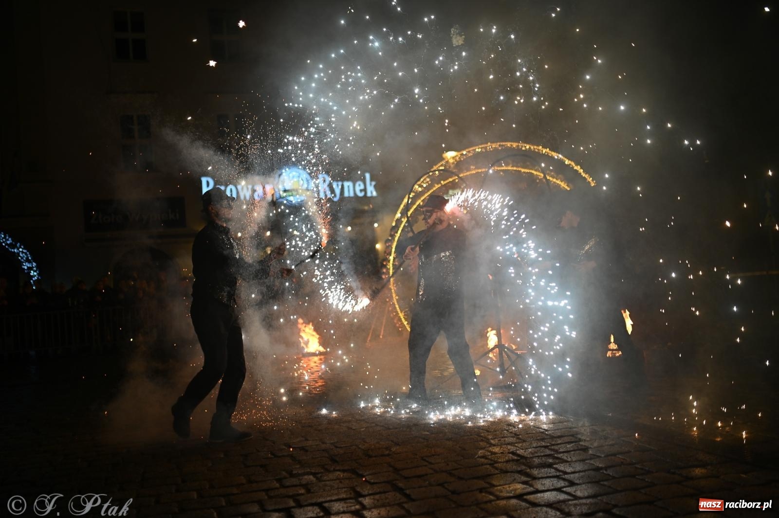 Zdjęcie w galerii na portalu naszraciborz.pl: Rock, ogień, Zumba i licytacje – tak przebiegł finał WOŚP na raciborskim Rynku [FOTO i WIDEO] wiadomości z regionu