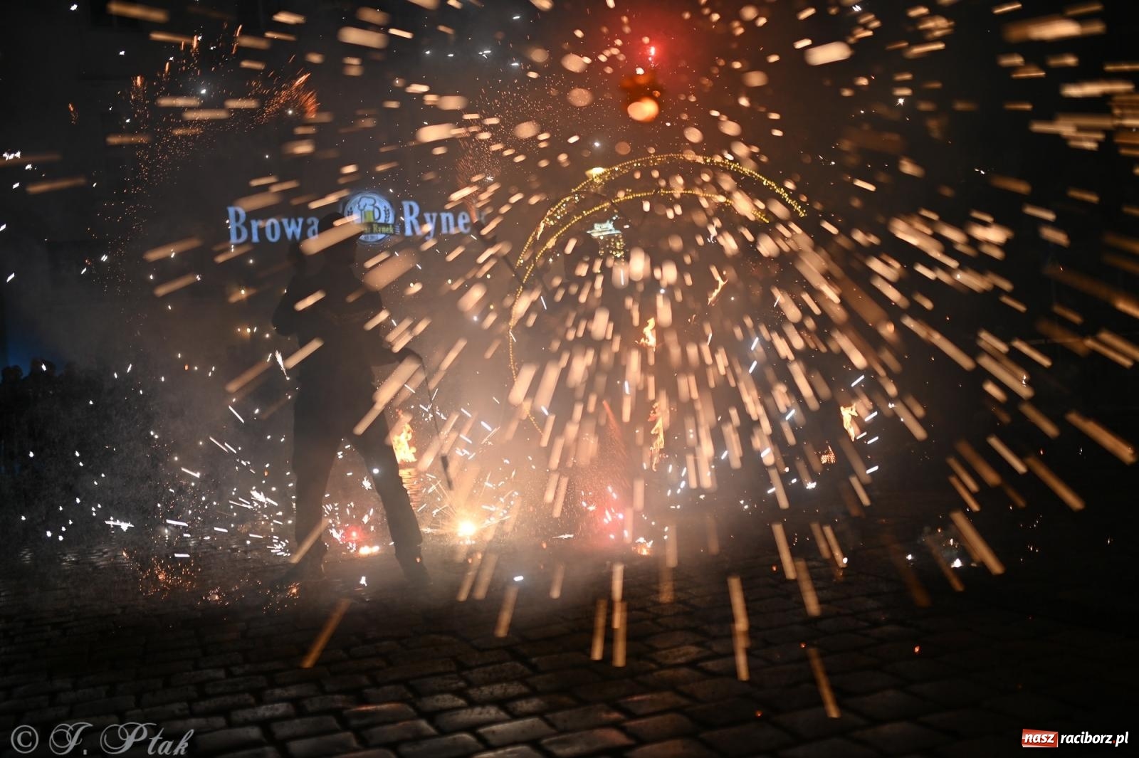 Zdjęcie w galerii na portalu naszraciborz.pl: Rock, ogień, Zumba i licytacje – tak przebiegł finał WOŚP na raciborskim Rynku [FOTO i WIDEO] wiadomości z regionu