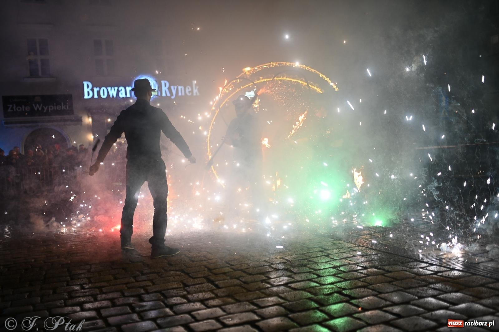 Zdjęcie w galerii na portalu naszraciborz.pl: Rock, ogień, Zumba i licytacje – tak przebiegł finał WOŚP na raciborskim Rynku [FOTO i WIDEO] wiadomości z regionu