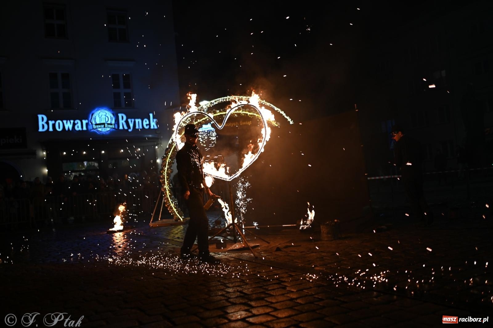 Zdjęcie w galerii na portalu naszraciborz.pl: Rock, ogień, Zumba i licytacje – tak przebiegł finał WOŚP na raciborskim Rynku [FOTO i WIDEO] wiadomości z regionu