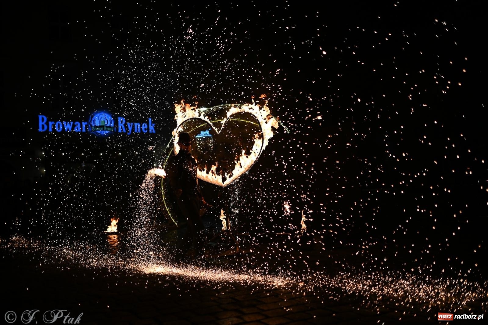 Zdjęcie w galerii na portalu naszraciborz.pl: Rock, ogień, Zumba i licytacje – tak przebiegł finał WOŚP na raciborskim Rynku [FOTO i WIDEO] wiadomości z regionu