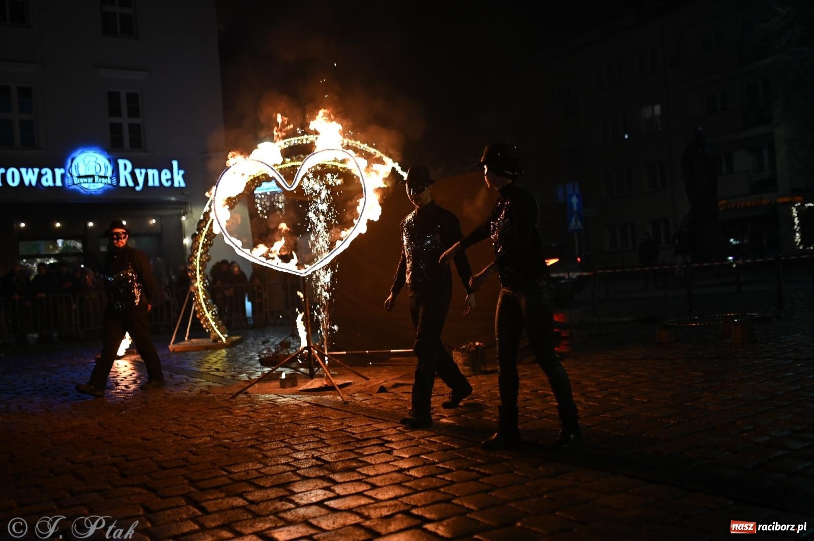 Zdjęcie w galerii na portalu naszraciborz.pl: Rock, ogień, Zumba i licytacje – tak przebiegł finał WOŚP na raciborskim Rynku [FOTO i WIDEO] wiadomości z regionu