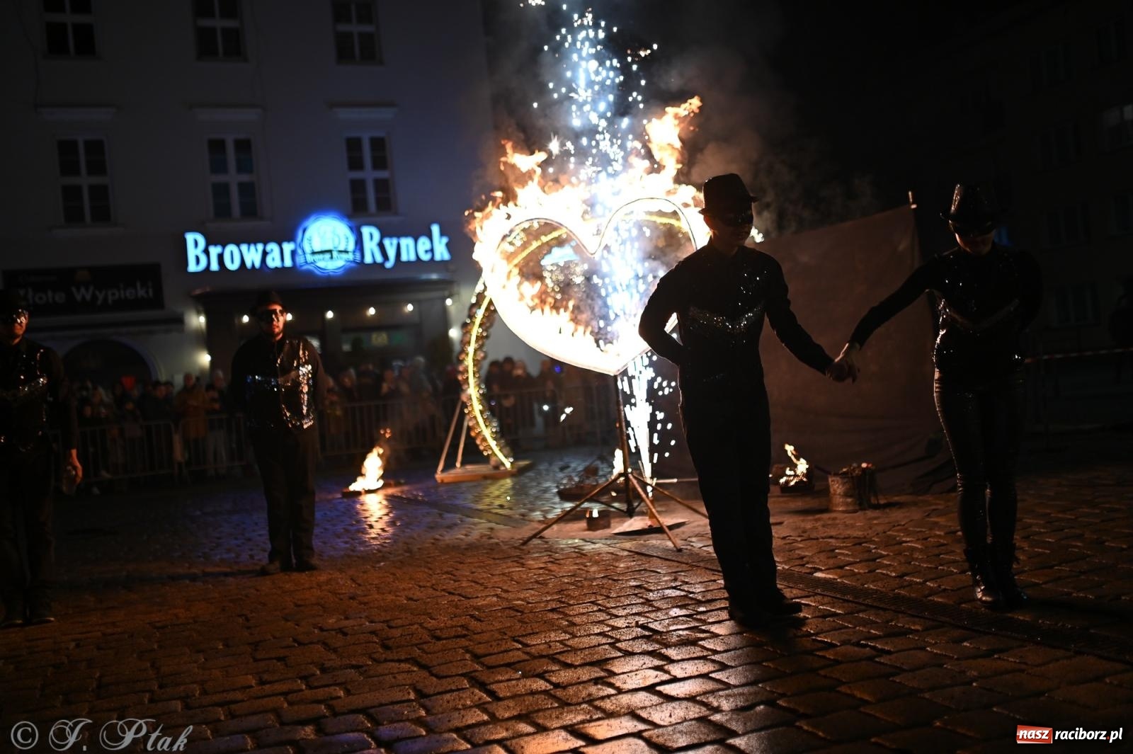 Zdjęcie w galerii na portalu naszraciborz.pl: Rock, ogień, Zumba i licytacje – tak przebiegł finał WOŚP na raciborskim Rynku [FOTO i WIDEO] wiadomości z regionu