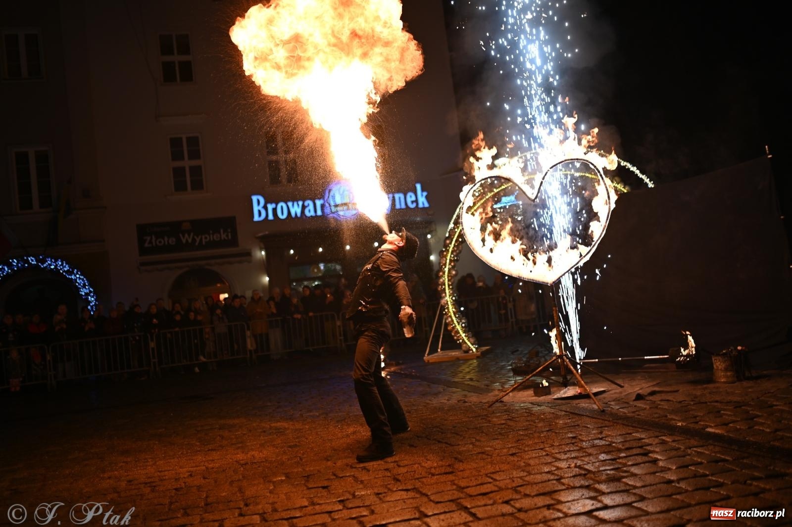 Zdjęcie w galerii na portalu naszraciborz.pl: Rock, ogień, Zumba i licytacje – tak przebiegł finał WOŚP na raciborskim Rynku [FOTO i WIDEO] wiadomości z regionu