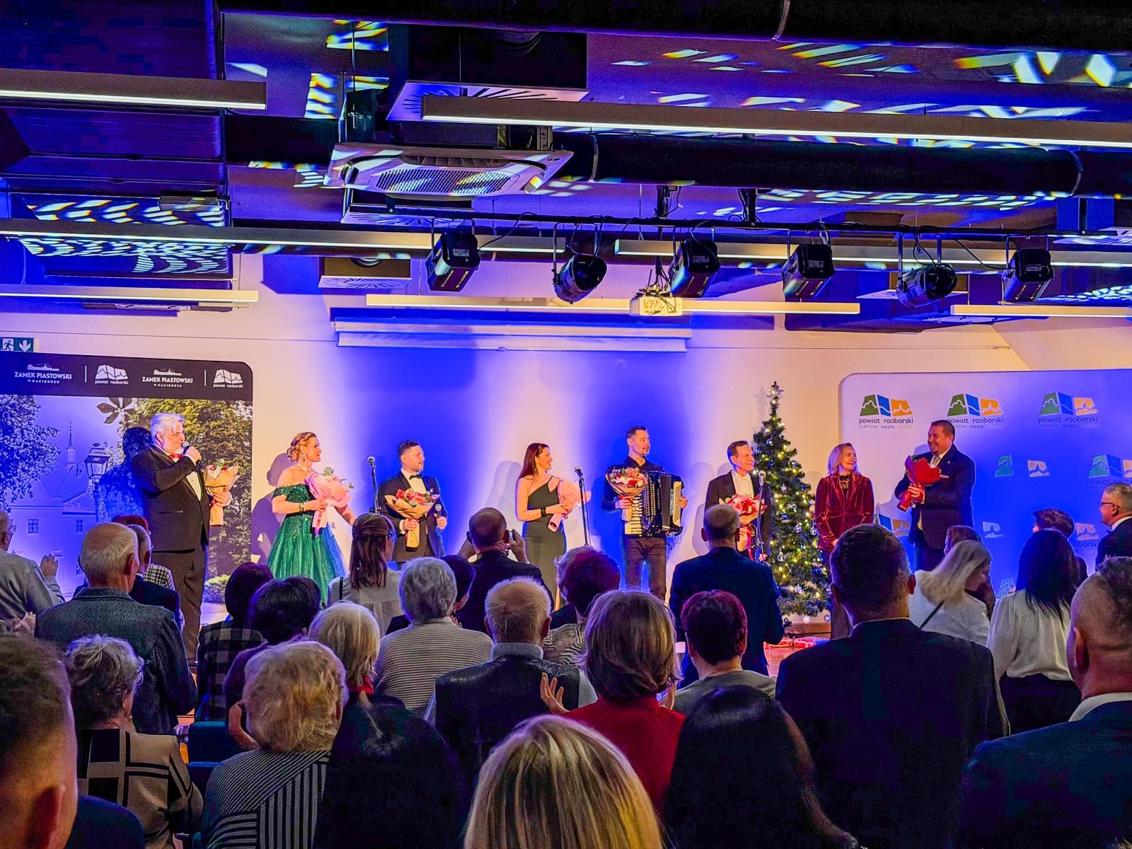 Zdjęcie w galerii na portalu naszraciborz.pl: Powiatowa Gala Operetkowa na Zamku Piastowskim [FOTO i WIDEO] wiadomości z regionu