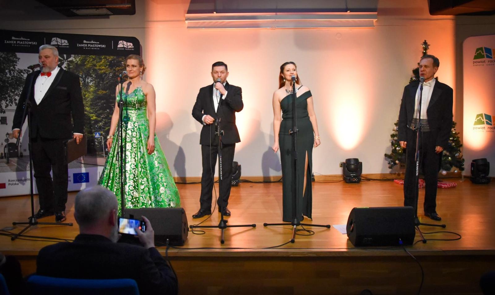 Zdjęcie w galerii na portalu naszraciborz.pl: Powiatowa Gala Operetkowa na Zamku Piastowskim [FOTO i WIDEO] wiadomości z regionu