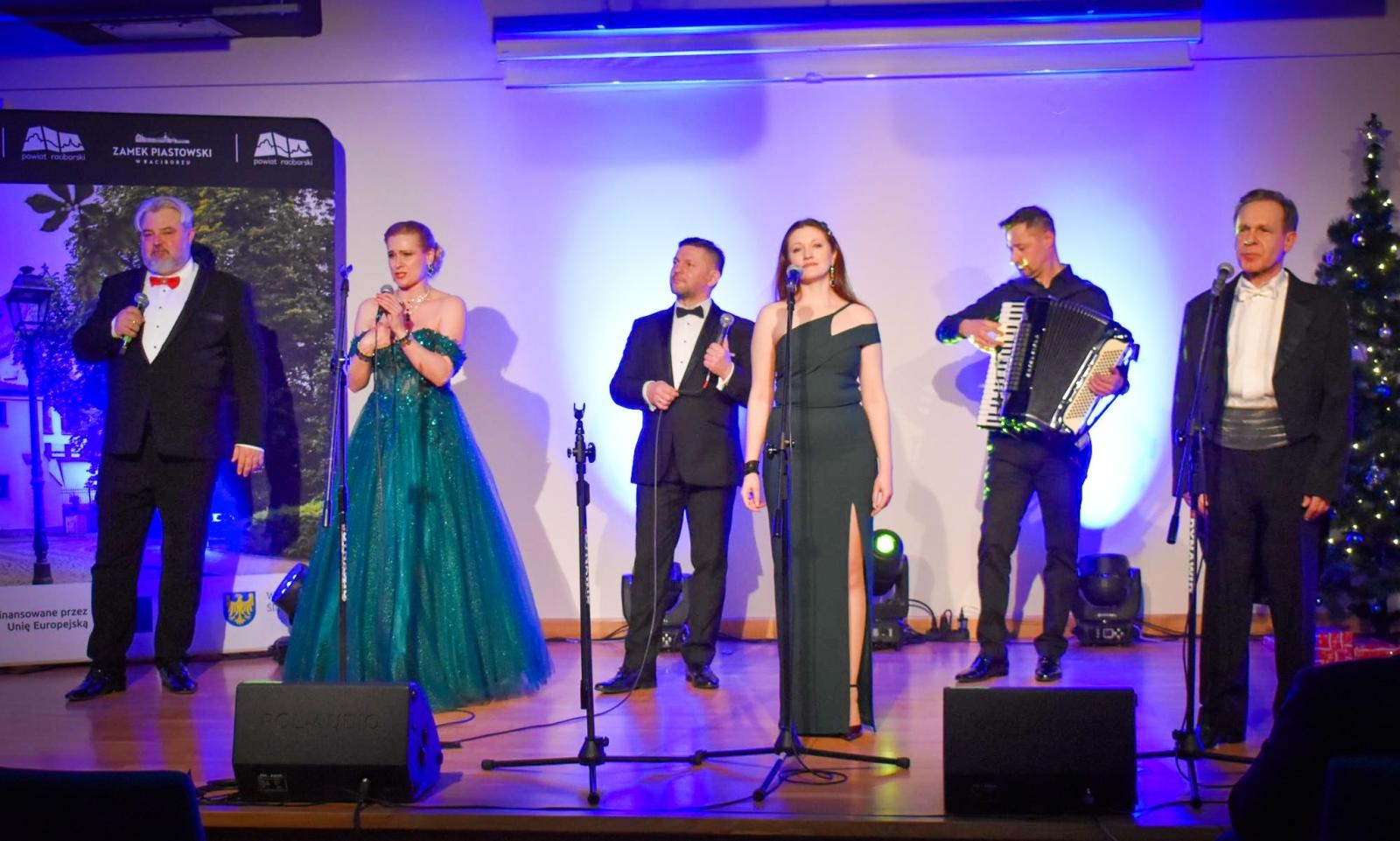 Zdjęcie w galerii na portalu naszraciborz.pl: Powiatowa Gala Operetkowa na Zamku Piastowskim [FOTO i WIDEO] wiadomości z regionu